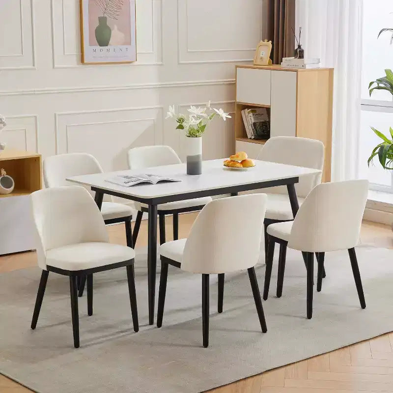 Sedia da pranzo rivestita in pelle con gambe in legno e schienale a orecchioni