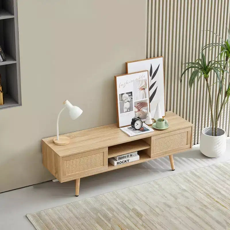 Mobile TV in Rattan da 35,5" con Doppie Ante Scorrevoli e Ripiani Regolabili – Naturale