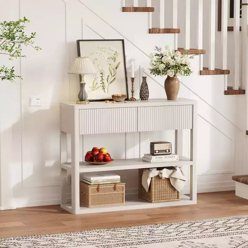 Consolle in legno scanalato alta 87,9 cm con 3 ripiani e 2 cassetti – Grigio bianco